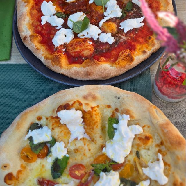 𝔼𝕤𝕥𝕒𝕥𝕖 = 𝕊𝕠𝕞𝕞𝕖𝕣 auf Italienisch...
...𝑼𝒏𝒅 𝒈𝒆𝒏𝒂𝒖 𝒔𝒐 𝒔𝒄𝒉𝒎𝒆𝒄𝒌𝒆𝒏 𝒅𝒊𝒆𝒔𝒆 𝑷𝒊𝒛𝒛𝒆𝒏!!!
𝑻𝒊𝒑𝒑: 𝑷𝒂𝒔𝒔𝒆𝒏𝒅 𝒛𝒖𝒎 𝑺𝒐𝒎𝒎𝒆𝒓 𝒃𝒆𝒔𝒕𝒆𝒍𝒍𝒕 𝒆𝒖𝒄𝒉 𝒆𝒊𝒏𝒆 𝒘𝒆𝒊ß𝒆 "𝑨𝒎𝒂𝒍𝒇𝒊" 𝑷𝒊𝒛𝒛𝒂 𝒐𝒅𝒆𝒓 𝒆𝒊𝒏𝒆 𝒍𝒆𝒄𝒌𝒆𝒓𝒆 "𝑴𝒂𝒓𝒊𝒏𝒂𝒓𝒂" 𝒎𝒊𝒕 𝑩𝒖𝒓𝒓𝒂𝒕𝒂 𝒐𝒏 𝑻𝒐𝒑. 𝑨𝒌𝒕𝒖𝒆𝒍𝒍 𝒅𝒊𝒆 𝒑𝒆𝒓𝒔ö𝒏𝒍𝒊𝒄𝒉𝒆 𝑳𝒊𝒆𝒃𝒍𝒊𝒏𝒈𝒔𝒔𝒐𝒎𝒎𝒆𝒓𝒑𝒊𝒛𝒛𝒂 𝒗𝒐𝒏 𝒖𝒏𝒔𝒆𝒓𝒆𝒎 𝑻𝒆𝒂𝒎.
Einfach nur #lecker #schmackofatz #gönnung #pietrobasile #Pizza #Sommer #sommergericht
#foodporn #wachendorf #ristorante #pizzeria
#burrata #amalfi #estate #instagood
#foodlicious #pizzalover #pizzareels
Cooles Cover @pietrobofficial 👌🏻💯